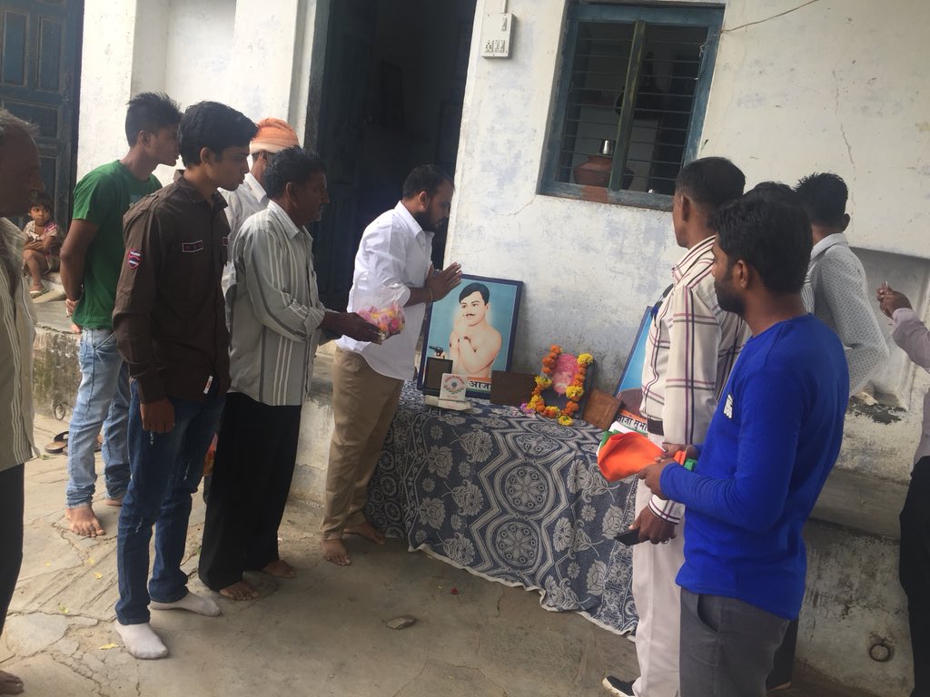 iDilipSisodiya's tweet photo. आज स्वतंत्रता दिवस के मौके पर  आजाद हिंद फौज के सदस्य छापली के  निवासी स्वर्गीय रूप सिंह जी, स्वर्गीय पूर्ण सिंह जी के घर जाकर श्रद्धांजलि दी उनके परिजनों को तिरंगा सौंपा    @drcpjoshi @ashokgehlot51 @KatariaLalchand @Fairoz_JK @manishpareekmsp @SachinPilot https://t.co/2UHijxhTu9