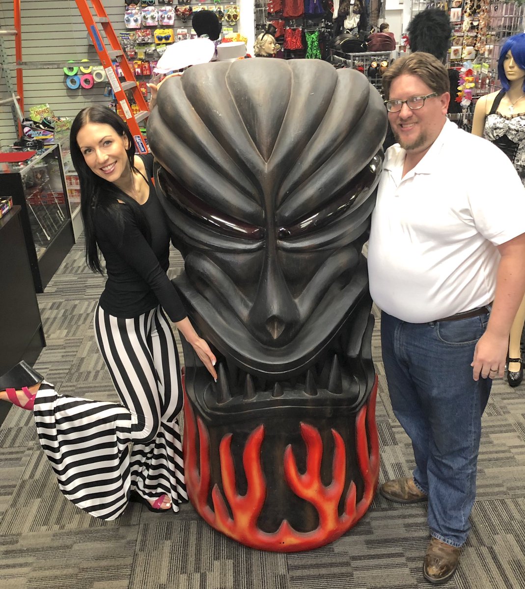 MissJennyKelley's tweet photo. Just hanging with Tiki Tom!
π₯πΏπ₯πΏπ₯πΏπ₯πΏπ₯
BIG shoutout to this guy for putting up with all my crazy cosplay ideas and shenanigans since 2010! Thank you Nick and Danny's Trix & Kix @Dannystrixkix!!! β€οΈ
#Costumes #Cosplay #TikiTom https://t.co/gO4jHxvvCd