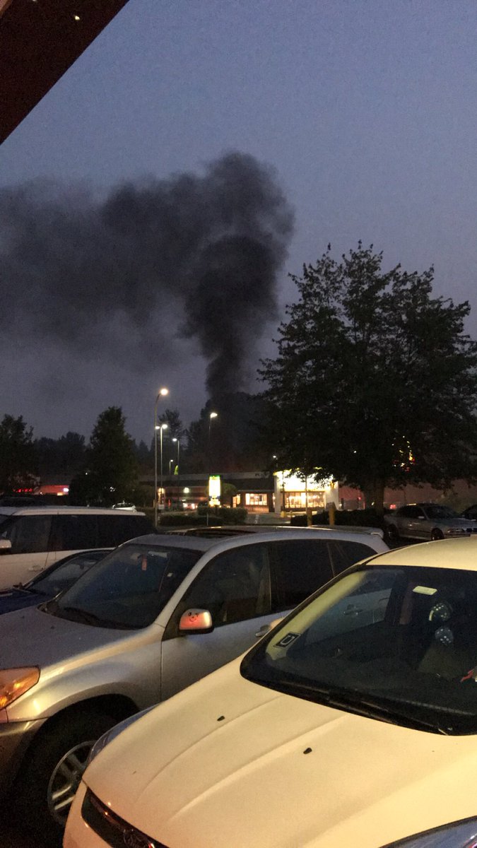 alexSSN's tweet photo. If you're a fan of the McDonald's by the VMAC in Renton, it is currently on fire and something just exploded. https://t.co/TwbZnFp5R6