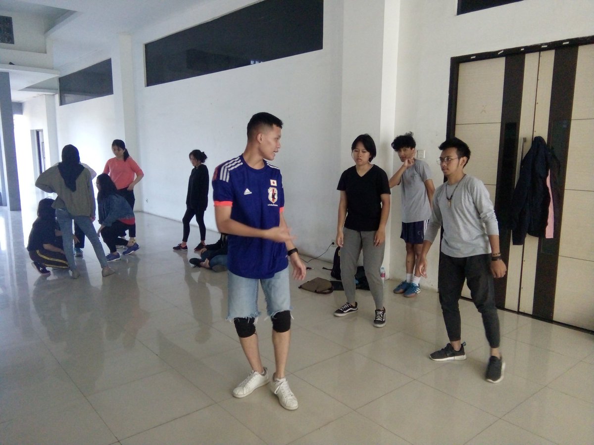 Helloww.. Teman - teman embun, setelah liburan panjang kita kembali aktif lagi nih sekarang!!! 

Kali ini kita sedang latihan  persiapan untuk UKM fair tanggal 24 -25 nanti dari talent Modern Danceee..