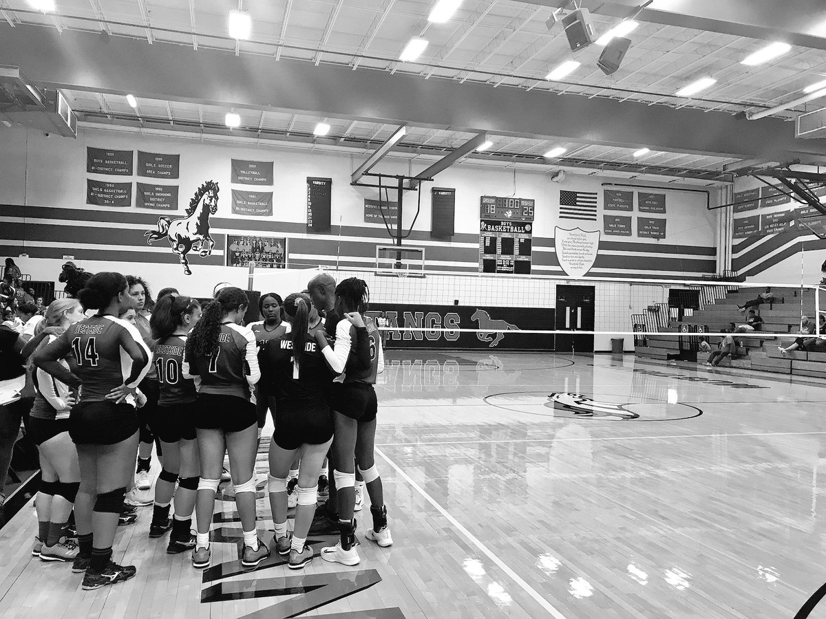 WestsideVolley's tweet image. #WolvesAtWork 
😃 V wins= 25-17/25-18/25-21
😜JV wins= 25-12/25-15
😢FR loss=25-20/24-26/14-16