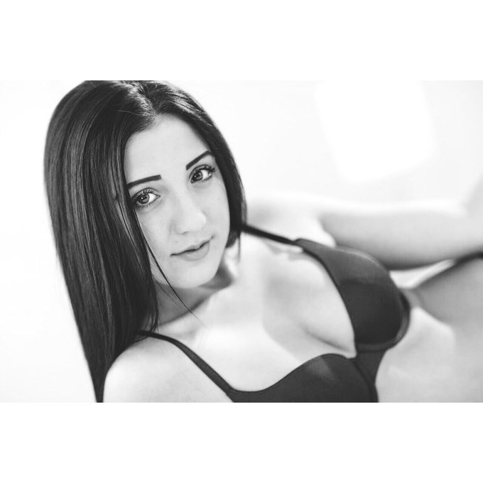 Watch Selena Stone's leaked NSFW photo on TwXstars