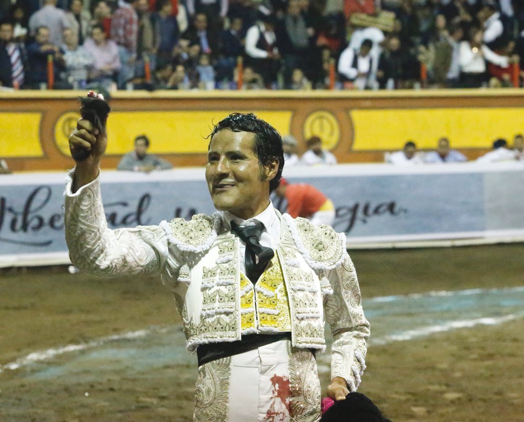 RepublicaToro (@republicatoro) on Twitter photo Momentos del matador Angelino de Arriaga con el primero de su lote “Huamantleco” de <a href="/GanaderiaXajay/">Ganadería Xajay</a> hoy en “La Taurina”
#Huamantla2018
Una Oreja Momentos del matador Angelino de Arriaga con el primero de su lote “Huamantleco” de <a href="/GanaderiaXajay/">Ganadería Xajay</a> hoy en “La Taurina”
#Huamantla2018
Una Oreja