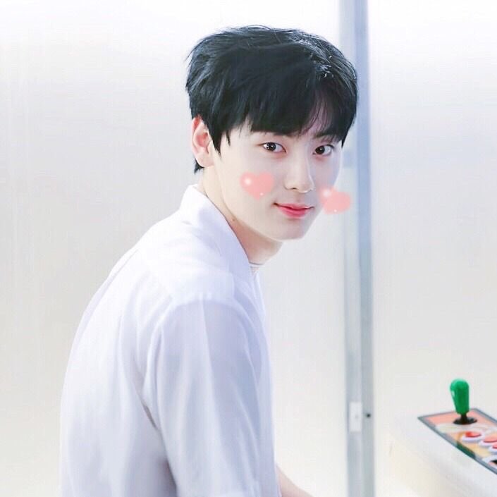sandglaseu's tweet photo. Please be the light to make me lighter ✨
             🌙 hwang minhyun 
Call me han 🌻
And let’s start 🌕🍃 https://t.co/P3ox3NFZJ7
