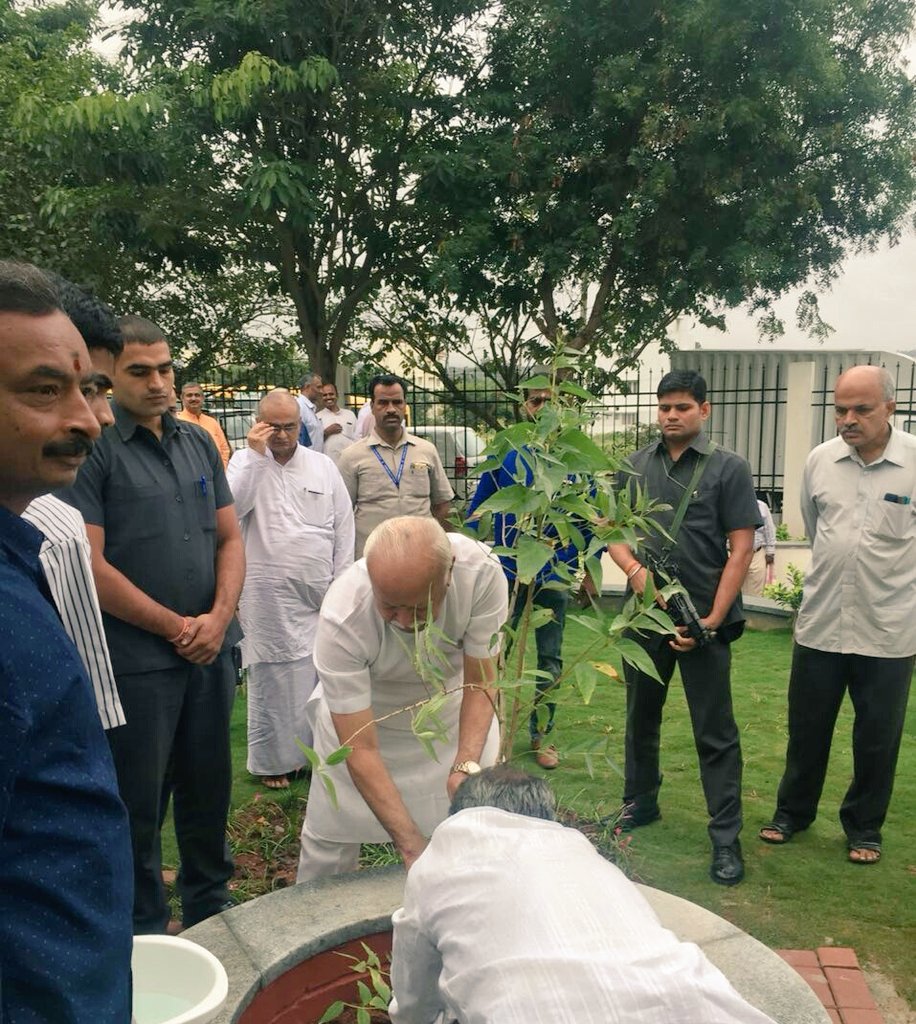RSSorg's tweet photo. सरसंघचालक डॉ. मोहनजी भागवत ने बेंगलुरु में स्वतंत्रता दिवस पर ध्वजारोहण कर विद्यार्थियों को संबोधित किया । उन्होंने वृक्षारोपण भी किया। 
Sarsanghchalak Dr. Mohanji Bhagwat hoisted the national Flag in Bengaluru, addressed students and also planted a sapling. https://t.co/4jiMddCFih