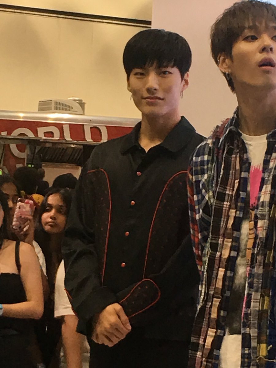 moshihosh's tweet photo. Imfact Jeup!! He is such a pretty man

#imfact #jeup https://t.co/uUO5knPc94