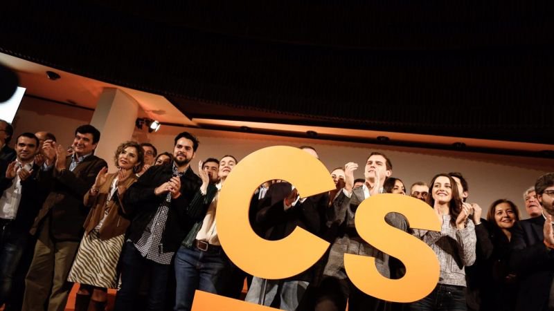 Nachoanon's tweet photo. #ExpedienteCs Un auténtico expediente X para Iker Jiménez Ni el logo de Ciudadanos es suyo 😲 Hay algo auténtico en Ciudadanos? Sí los tweets de Albert Rivera que parece vive en un universo paralelo 🤣🤣🤣 Yo es que me troncho con sus tweets 👇 https://t.co/TgEuM44Zyq https://t.co/fv6Lawv71q