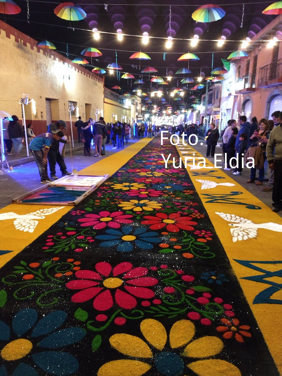 Zapatito_Azul's tweet photo. Miren que chulada 😍.
Y así... Cada calle es decorada por completo en honor a la virgen de la Caridad en #Huamantla #Tlaxcala pues recorrerá durante la noche los tapetes creados por los artesanos y su comunidad. https://t.co/xvHVOWsTj6