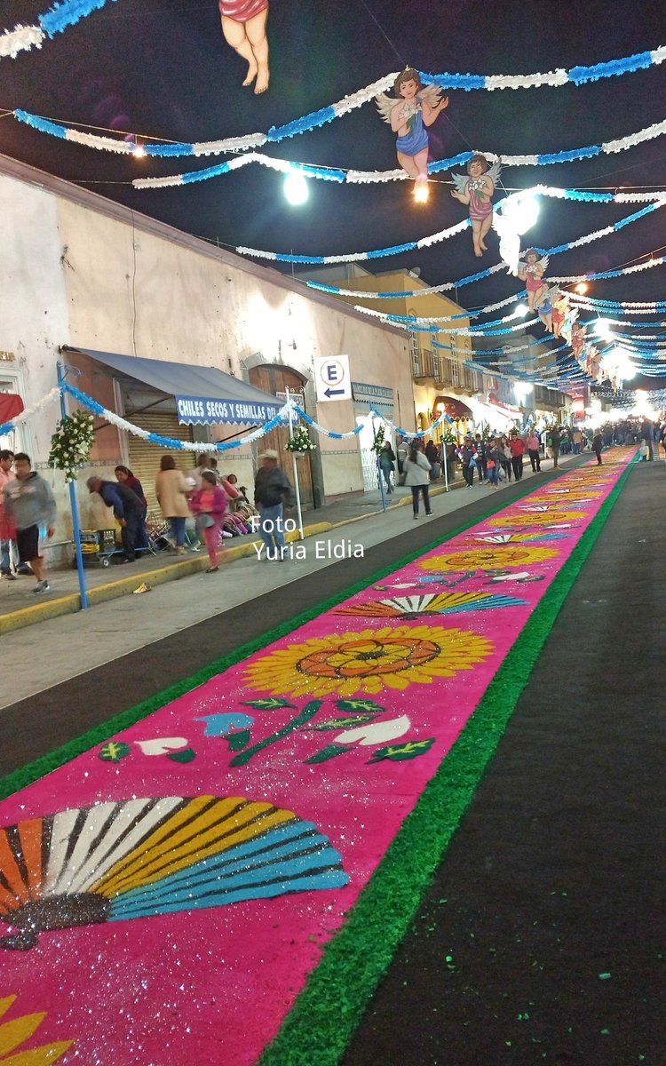 Zapatito_Azul's tweet photo. Miren que chulada 😍.
Y así... Cada calle es decorada por completo en honor a la virgen de la Caridad en #Huamantla #Tlaxcala pues recorrerá durante la noche los tapetes creados por los artesanos y su comunidad. https://t.co/xvHVOWsTj6