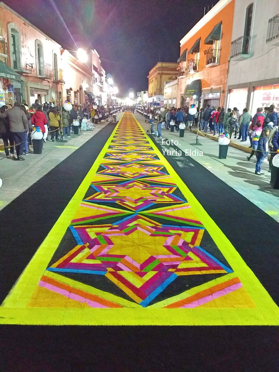 Zapatito_Azul's tweet photo. Miren que chulada 😍.
Y así... Cada calle es decorada por completo en honor a la virgen de la Caridad en #Huamantla #Tlaxcala pues recorrerá durante la noche los tapetes creados por los artesanos y su comunidad. https://t.co/xvHVOWsTj6