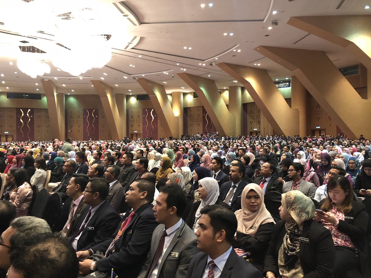 DrAliHamsa's tweet photo. Saya baru selesai menghadiri sesi Town hall YAB PM Tun @chedetofficial bersama Pegawai Tadbir &amp; Diplomatik
Way forward: The rise of authentic leadership. Semoga apa yang disampaikan olehnya dijadikan panduan dan menyuntik semangat kita semua. https://t.co/dOxnqMNSA4