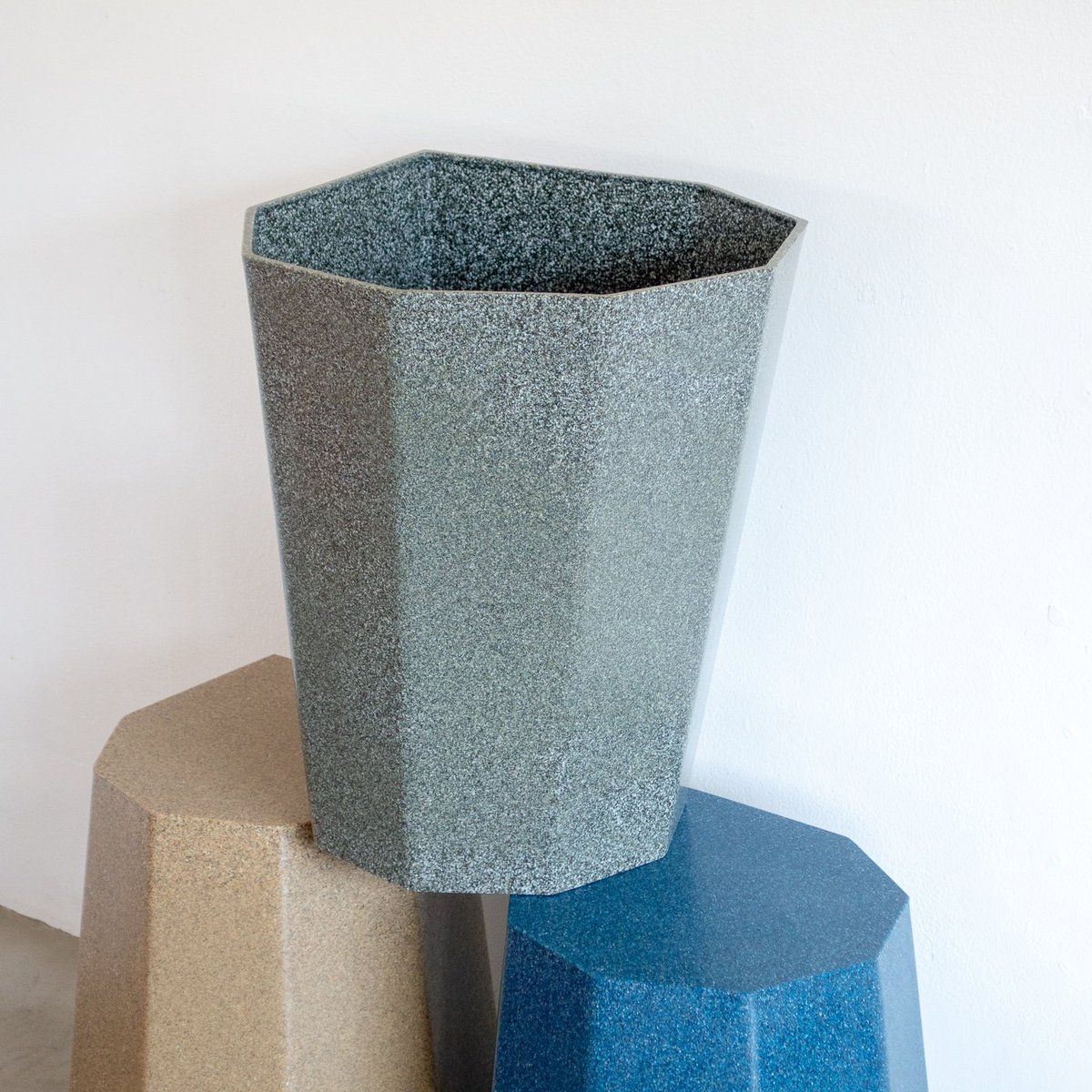 Utrecht Now Idea Di Twitter ユトレヒト店頭でも使用しているマティーノ ガンパー Arnold Circus Stool プラスチック製ながら石材のような色合いが目をひく三色が再入荷しました スツールとしてはもちろん ひっくり返して物入れにしたりなど 使い方は様々です
