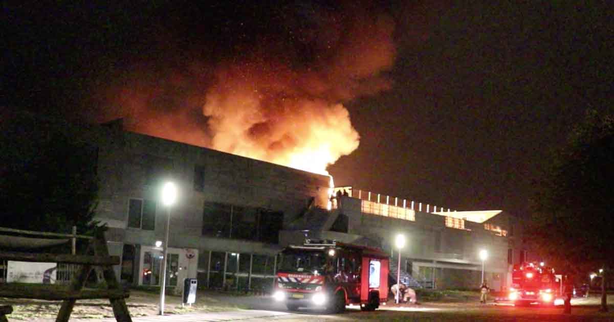 Grote brand bij scholen complex aan de pauwoogvlinder in Leidsche Rijn bit.ly/2MfllXb #leidscherijn #vleuten #demeern