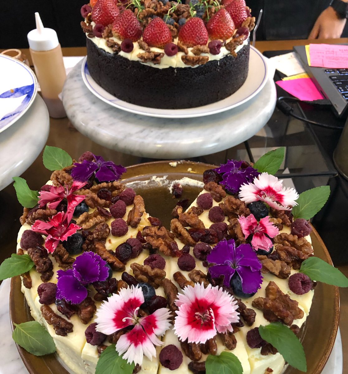 quinnfarah's tweet photo. Coffee break at the most instagrammable spot in Bangkok πΉππ°βοΈ suka sekali sama presentasi kue-kue nya #FQthailand #AQthailand #FQSweets https://t.co/ZsLCIFHIe4