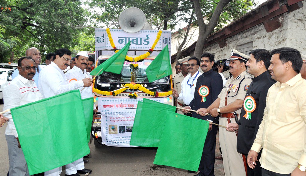 Info_Solapur's tweet photo. सोलापूर : स्वातंत्र्याच्या वर्धापनदिनानिमित्त पालकमंत्री विजय देशमुख यांच्या हस्ते ध्वजारोहण https://t.co/Cv2eBloCem