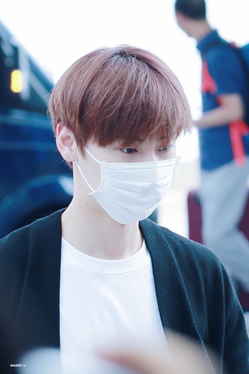 MARRY_YOU0809's tweet photo. HQ프리뷰 
180815 ✈️

#황민현 #워너원 https://t.co/BlCwEBB4L7