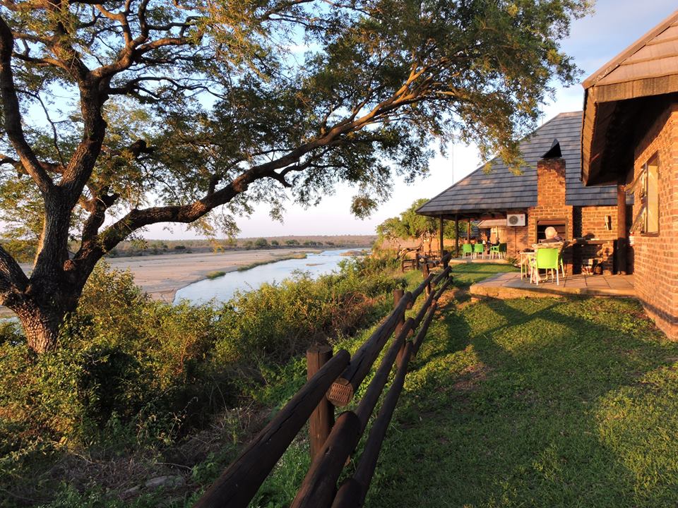 nroutessa's tweet photo. The #N4 is a national route in #SouthAfrica that runs from #Skilpadshek on the #Botswana border, past #Rustenburg #pretoria #Witbank and #Nelspruit, to $Komatipoort 
https://t.co/iTwdDAhsPn
@mphappenings 
@HometohomeT 
@tambarinaza 
@dombaguestlodge 
@discoverkruger1 
@jacobuysza https://t.co/83TJva0Q9E