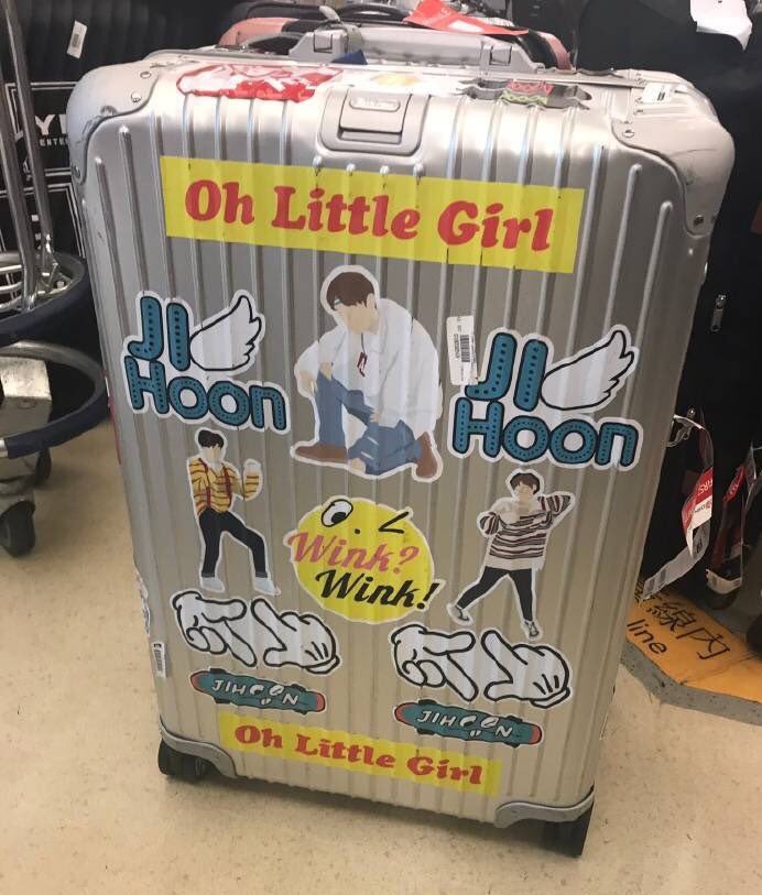 fashioniconhoon's tweet photo. Jihoon’s suitcase 

Before vs After ㅋㅋㅋㅋㅋ

 #박지훈 #parkjihoon https://t.co/JGsOzZZl84