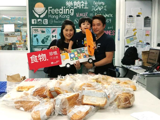 Nomura's tweet image. This summer, our employees and their families joined a #BreadRun for @FeedingHK to help reduce food waste and fight hunger. A total of 553 pieces of bread were collected and distributed to six local charities! #CSR
