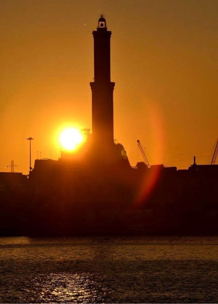 poliziadistato's tweet photo. #15agosto #ferragosto  Il nostro pensiero oggi è per tutte le persone coinvolte nella immane tragedia che ieri ha colpito la città di #Genova e tutta l'Italia. 
Cordoglio per le vittime, uniti nel dolore delle loro famiglie https://t.co/zIutuxmBIm