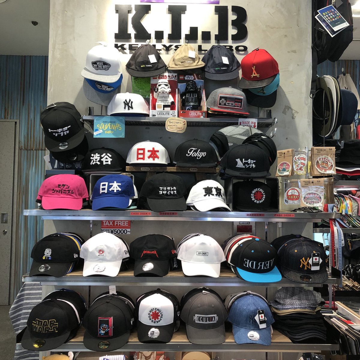 Kellys_shibuya's tweet image. #NEWERA から新商品が大量入荷っ⭐️

#BOXBAG を始め #RUCKSACK など #ニューエラ の定番バッグもたくさん入ってきてます‼️

さらに #メタリカ や #レッチリ とのコラボアイテムも入荷してますよ👍

#Metallica #RedHotChiliPeppers #レッチリ #RHCP