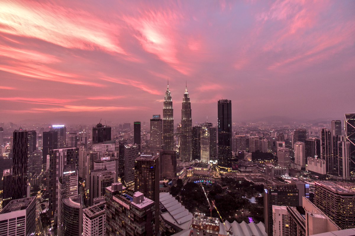 mukrizmahader's tweet photo. SunsetColoursXNightlights | 
Colourful Kuala Lumpur🇲🇾. I love this city! https://t.co/CQQBirgVTC