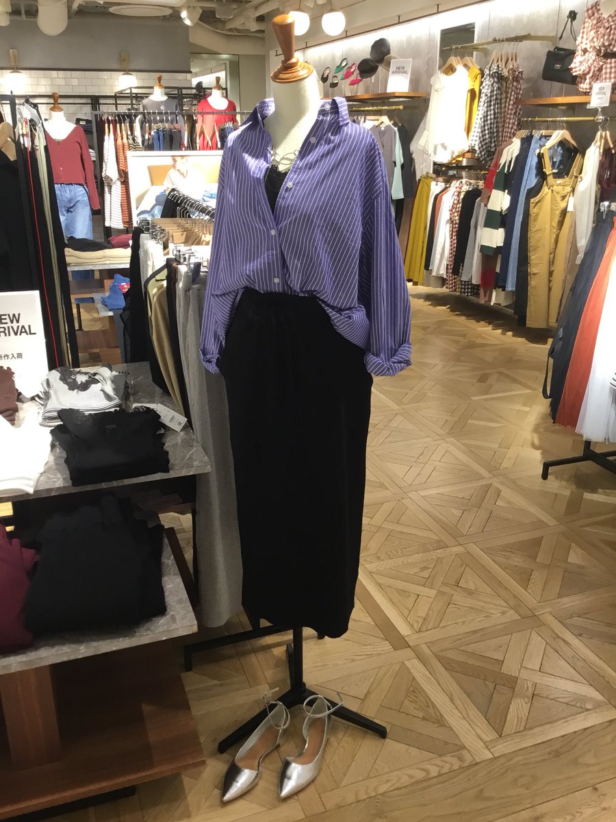 ルミネ横浜 4f ローリーズファーム 大人気のコーディネートのご紹介です シャツは袖を少しまくって 襟を抜いて着るのが今年っぽくておすすめ ニットのタイトスカートは カジュアルな中にも女性らしさがある今季の大注目アイテムです シャツ ルミネ横浜 4f ローリーズファーム 大人気のコーディネートのご紹介です シャツは袖を少しまくって 襟を抜いて着るのが今年っぽくておすすめ ニットのタイトスカートは カジュアルな中にも女性らしさがある今季の大注目アイテムです シャツ