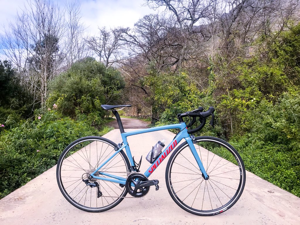 Oh hey there gorgeous 👋🏼
My new Tarmac in gloss storm grey and rocket red 😍
Thanks to <a href="/HelderbergCycle/">Specialized S-West</a> and <a href="/SpecializedZA/">SpecializedZA</a> #newbikeday