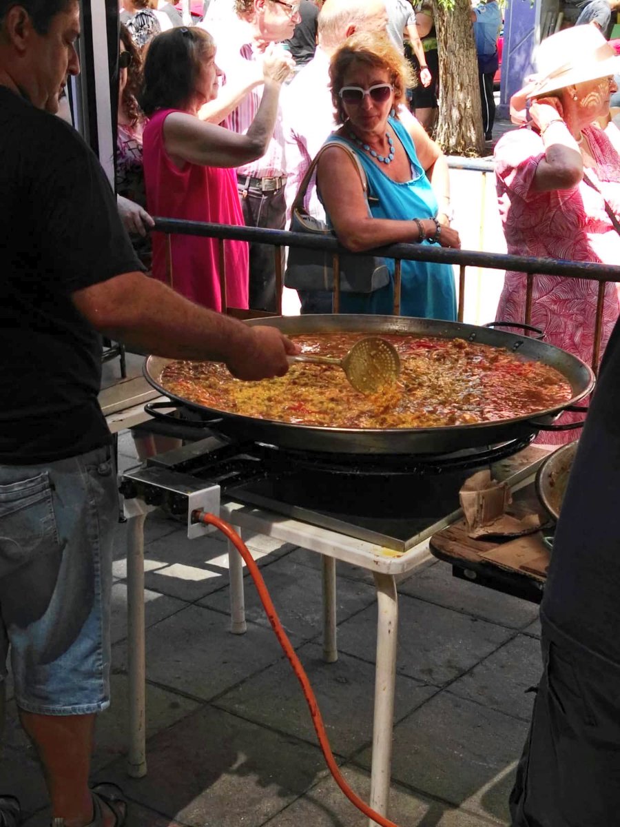 UnionporLeganes's tweet photo. Y la peña @ACDSilverFS comienza su reparto de paella en estas #FiestasLeganés #Butarque18. https://t.co/lG8KNbz2KE
