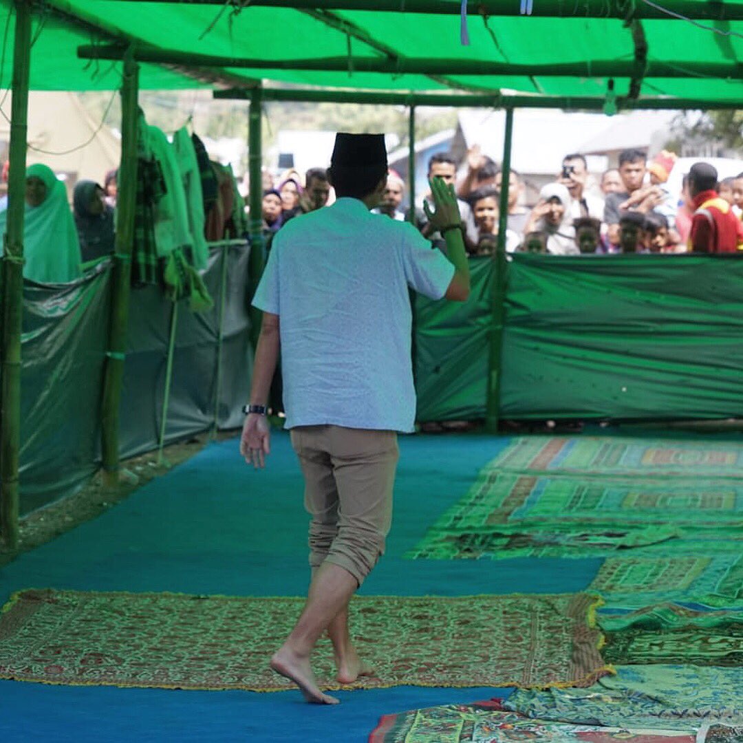 sandiuno's tweet photo. Hati saya tersentuh ketika melihat masyarakat yg ada di tempat pengungsian di Desa Sembalun Lawang masih bisa tersenyum di atas segala penderitaan yg mereka sedang hadapi saat ini. Bahkan, saya melihat mereka membangun musholla kecil beratap tenda sebagai tempat mereka beribadah. https://t.co/bzWRL8rvMC