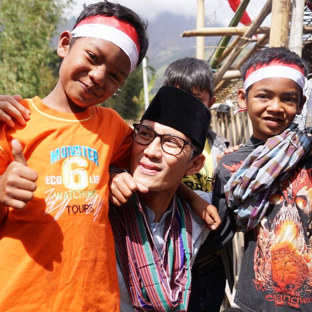 sandiuno's tweet photo. Hati saya tersentuh ketika melihat masyarakat yg ada di tempat pengungsian di Desa Sembalun Lawang masih bisa tersenyum di atas segala penderitaan yg mereka sedang hadapi saat ini. Bahkan, saya melihat mereka membangun musholla kecil beratap tenda sebagai tempat mereka beribadah. https://t.co/bzWRL8rvMC