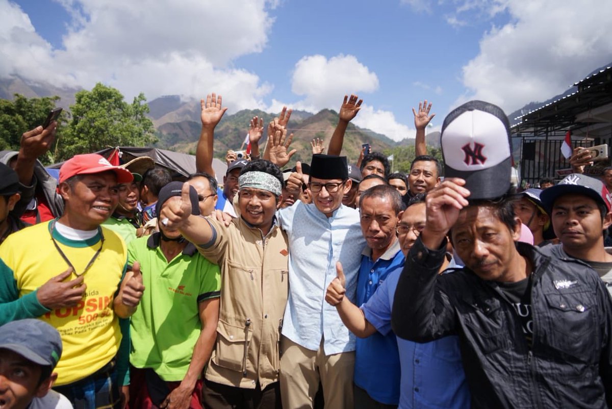 sandiuno's tweet photo. Hati saya tersentuh ketika melihat masyarakat yg ada di tempat pengungsian di Desa Sembalun Lawang masih bisa tersenyum di atas segala penderitaan yg mereka sedang hadapi saat ini. Bahkan, saya melihat mereka membangun musholla kecil beratap tenda sebagai tempat mereka beribadah. https://t.co/bzWRL8rvMC