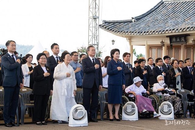 <문 대통령 어제 행사 중 선풍기 방향>

대통령과 영부인을 향한 선풍기는 없네요. 더 연세 많으신 위안부 할머니들 앞으로 선풍기 방향을 맞춰 놨군요. 국민을 위한 배려가 이런 사소한 것에서도 보이네요. 약자에 대한 세심한 배려가 돋보입니다.

#문재인_대통령
