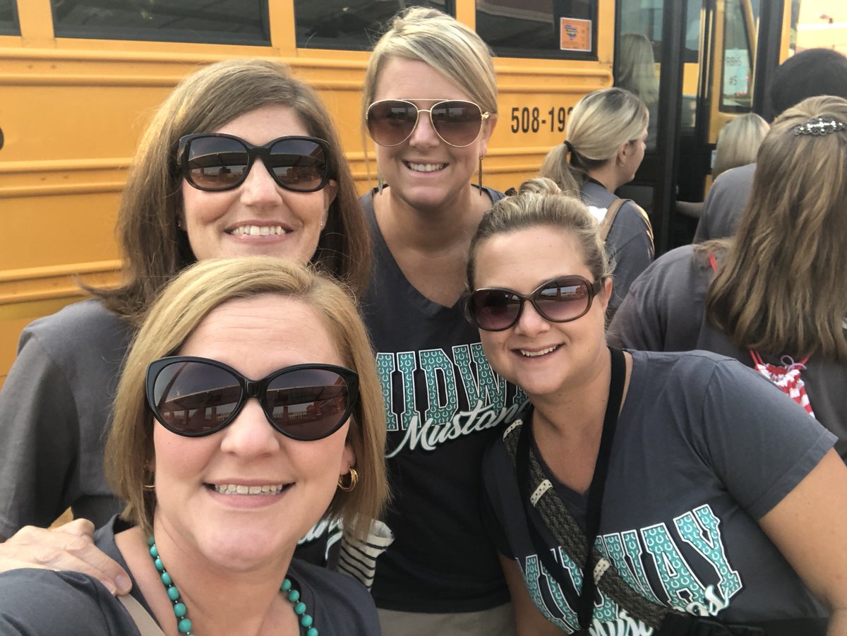 anna_grant's tweet image. MES loading the bus for District One Convocation! #mesEmpowers #Lex1Empowers #PowerfOne #180Midway @MEShopebuilder
