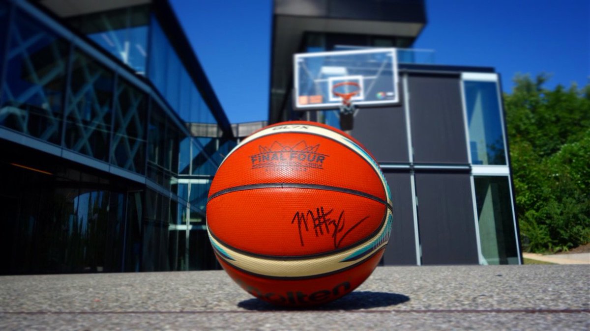 🏀🎁 Would you like to win the official #FinalFour ball of the #BasketballCL signed by the MVP of the season Manny Harris?
⚠ Nothing easier: Follow us and retweet 🔄 to have a change to win it!
The winner will be contacted directly! https://t.co/bQ4g8GUG3n