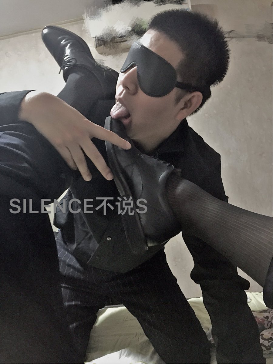 silence9304's tweet photo. 正装骚奴下班后直接赶来伺候  转发解锁更多 https://t.co/FQqUnP84vh