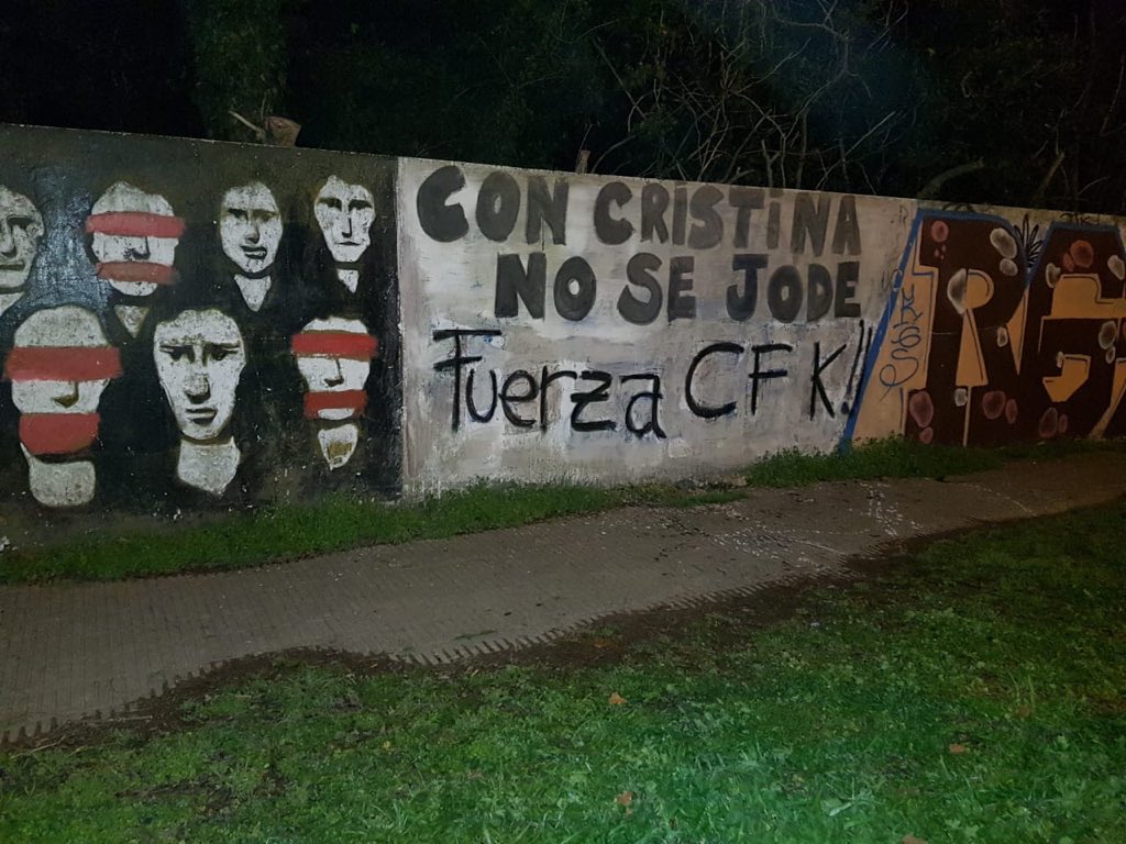 MoniMacha's tweet photo. Quieren encerrar a la principal líder opositora porque responden a un plan regional que es el Plan Cóndor judicial. Pero la historia y el Pueblo siempre ponen las cosas en su lugar. #FuerzaCristina https://t.co/2yImhJVVGj