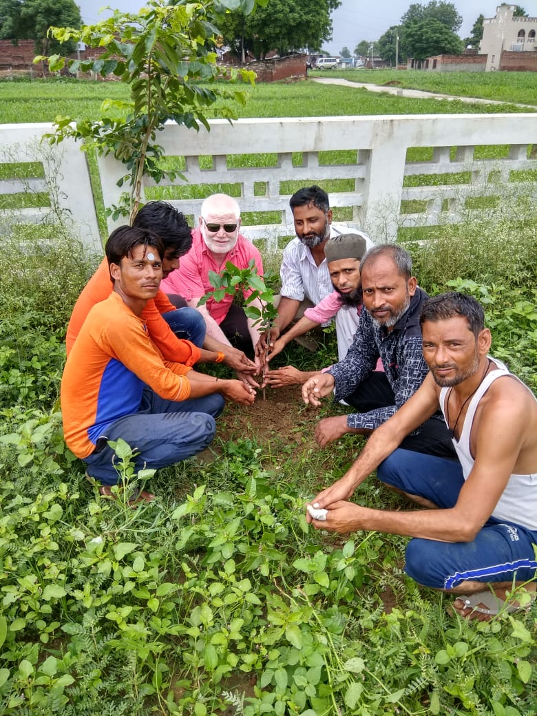 prabhatmisra's tweet photo. Villagers of #NaglaMulla (Block Firozabad, District Firozabad, Uttar Pradesh, India) did #plantation &amp; taken #OathToSaveTrees. Well Done. #Selfie4GreenUP @CMOfficeUP https://t.co/xV3juk2jwb