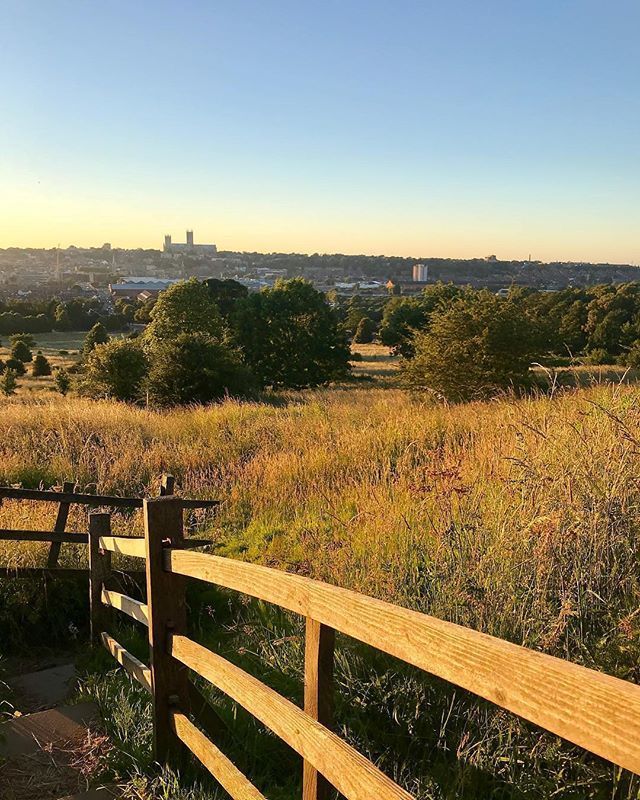 Beautiful sunset over Lincoln from the top of South Common ☀️
——
📸 shared by @abbottsphotography
——
#LoveLincoln #Lincolnshire #VisitEngland #GreatBritain bit.ly/2vM1Efj