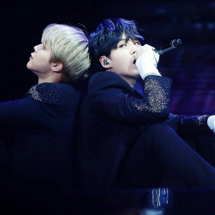 Чимин и шуга. Концерт бтс эстетика. Сохок бтс. Шуга бтс. Юнмины бтс.