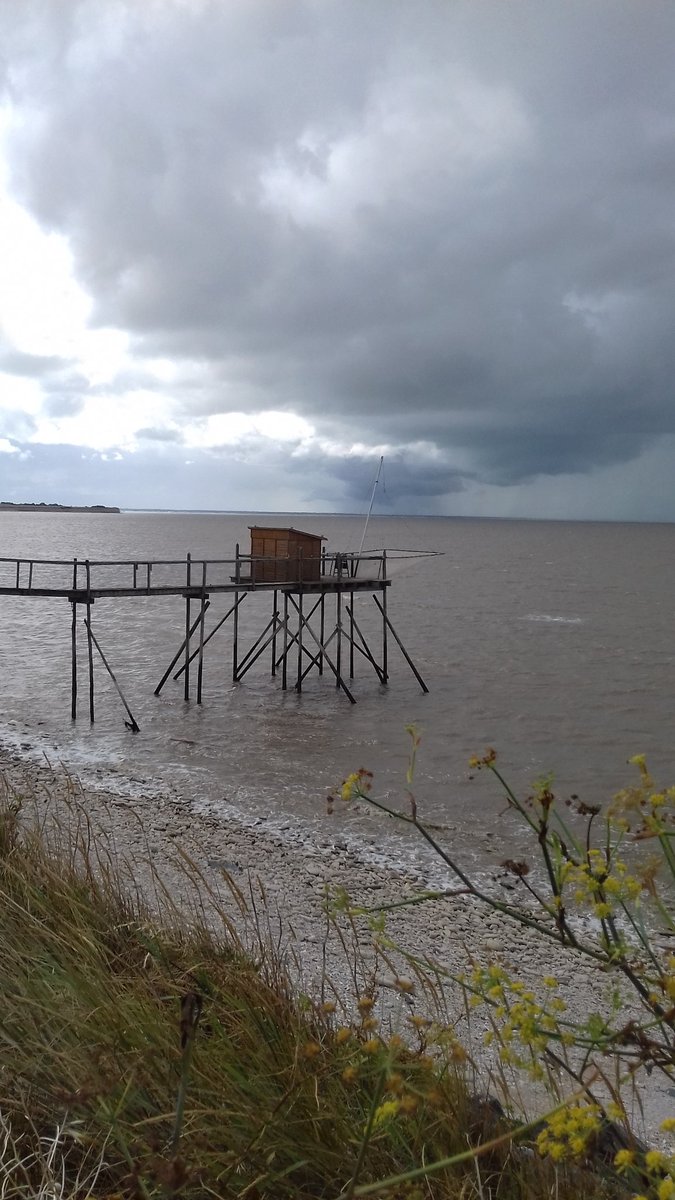 MargRochelaise's tweet photo. Avant l'orage... #carrelet de #marsilly dans la réserve naturelle de la baie de l'Aiguillon @NvelleAquitaine @LesCharentes @LaRochelle_OT @VisitNAquitaine https://t.co/50rZlZHu1D