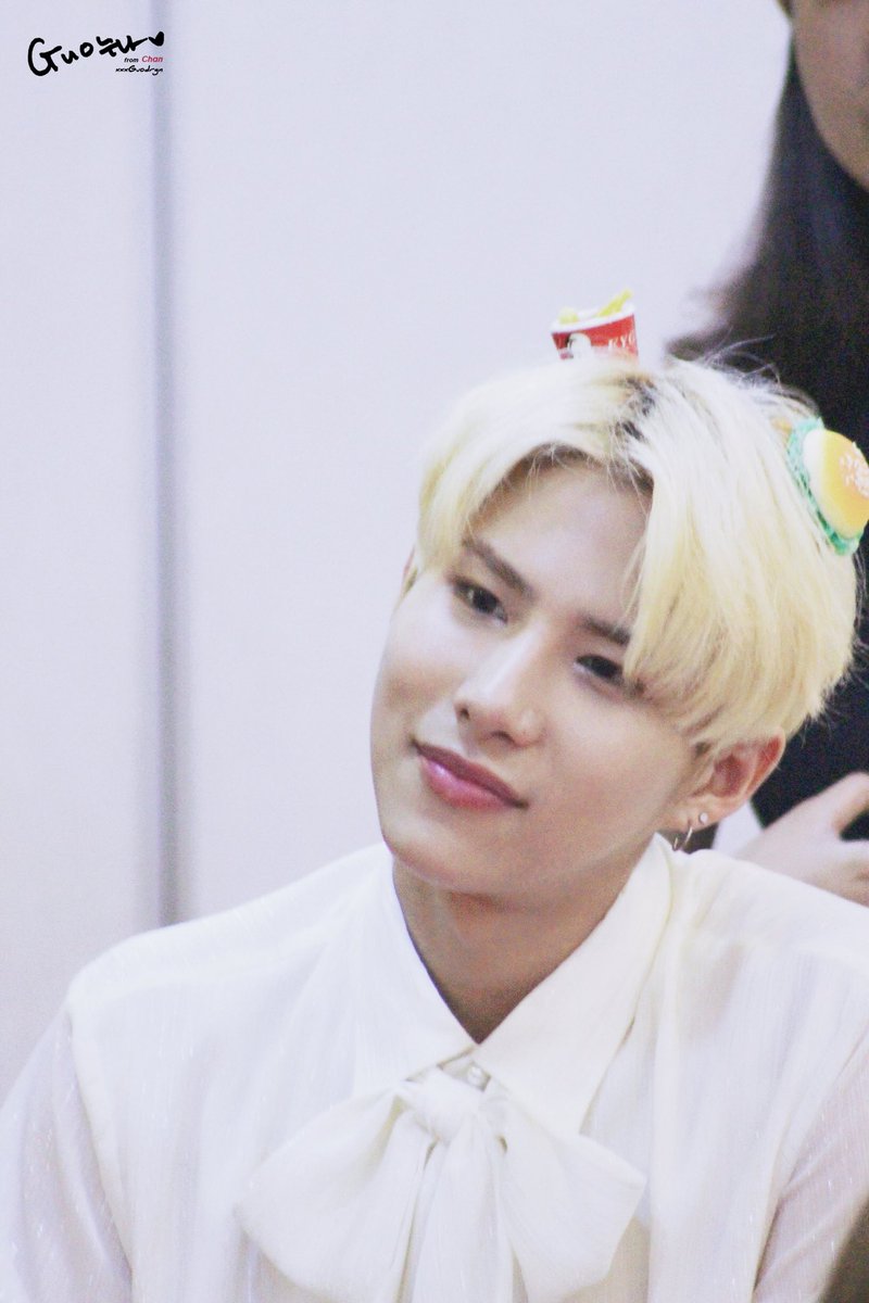 xxxguodrgn's tweet photo. 180728 Beijing 팬 사인회
🍔🍔🍔~
@official_ACE7 #에이스 #ACE #김세윤 #에이스와우 #와우 #WOW #김와우 #KIMWOW #KINGWOW https://t.co/BkWgvr8RW0