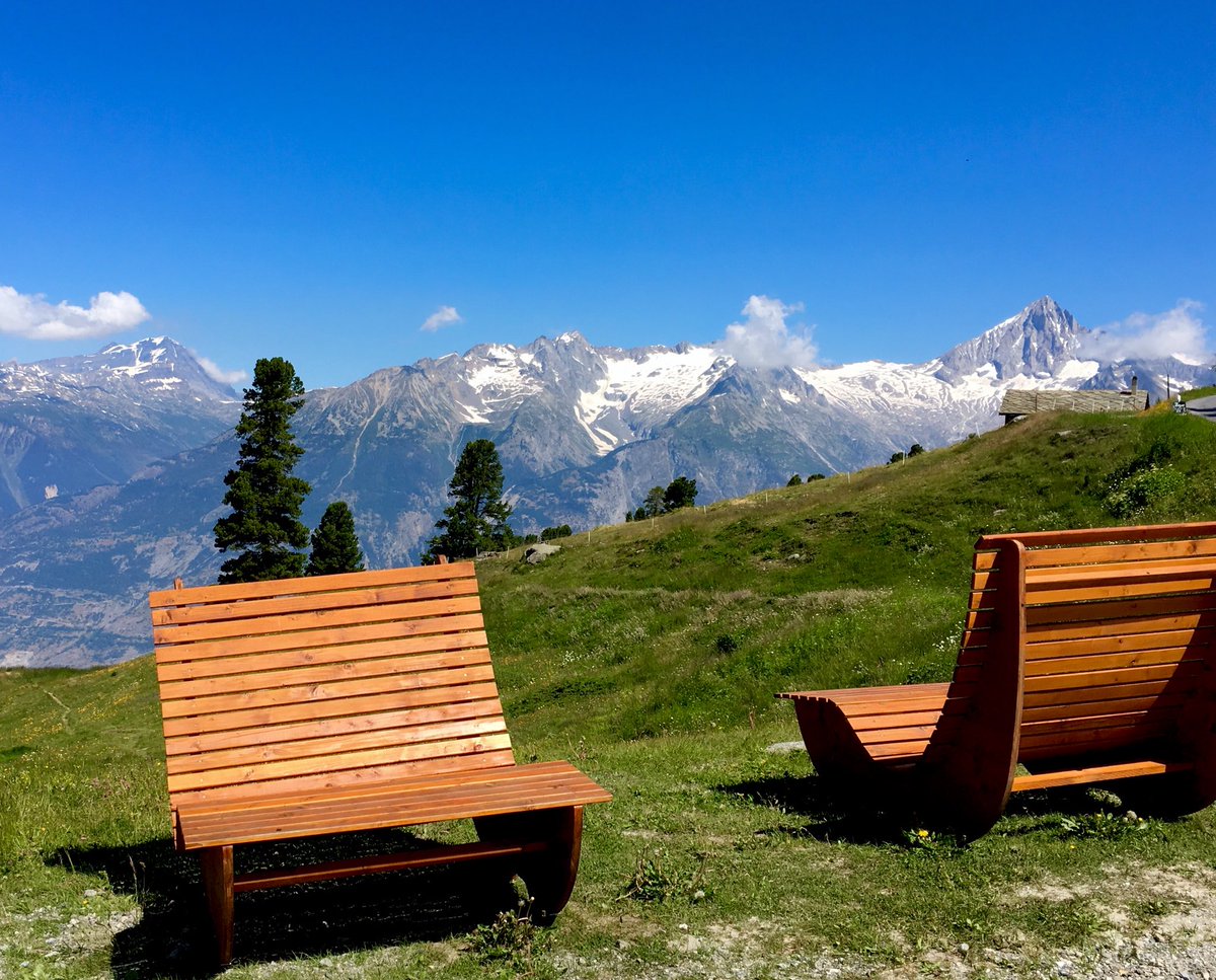 Moosalpregion's tweet photo. #Bürchen #Tourismus und die #Moosalpregion wünscht einen erholsamen #Feiertag. Grüsse von der #Bürchneralp https://t.co/AIv8hXg2hI