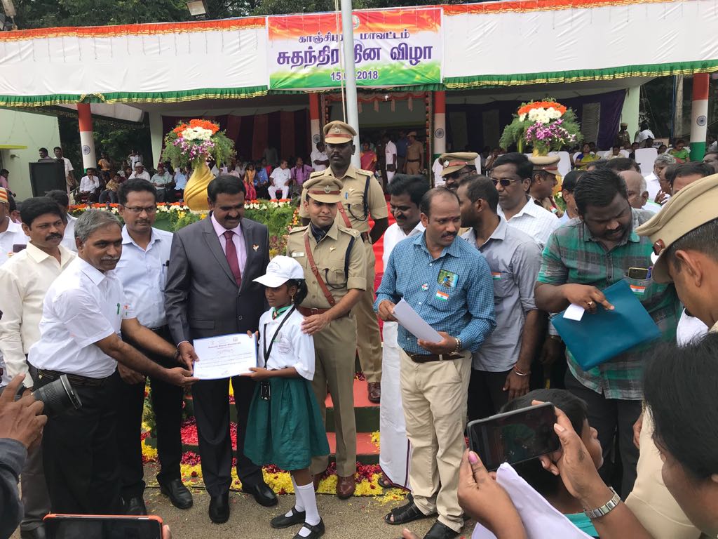 TNSanitation's tweet photo. #IndependenceDayIndia
The District Collector,  Kanchipuram has  awarded  best performing Schools on #sanitation Awareness creation and has issued certificates to #Students who have scored as district level winners in Drawing/painting, essay writing and oratorical #Competitions https://t.co/t8G8AsLWmA