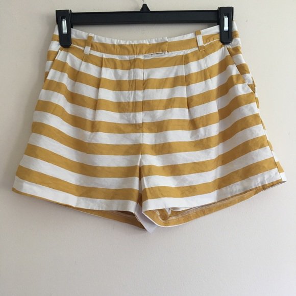sarahposhshop's tweet photo. So good I had to share! Check out all the items I'm loving on @Poshmarkapp #poshmark #fashion #style #shopmycloset #2bbebe #topshop #bcbgirls: https://t.co/XUWeXW7Ufq https://t.co/t2Ve5f2Cvm