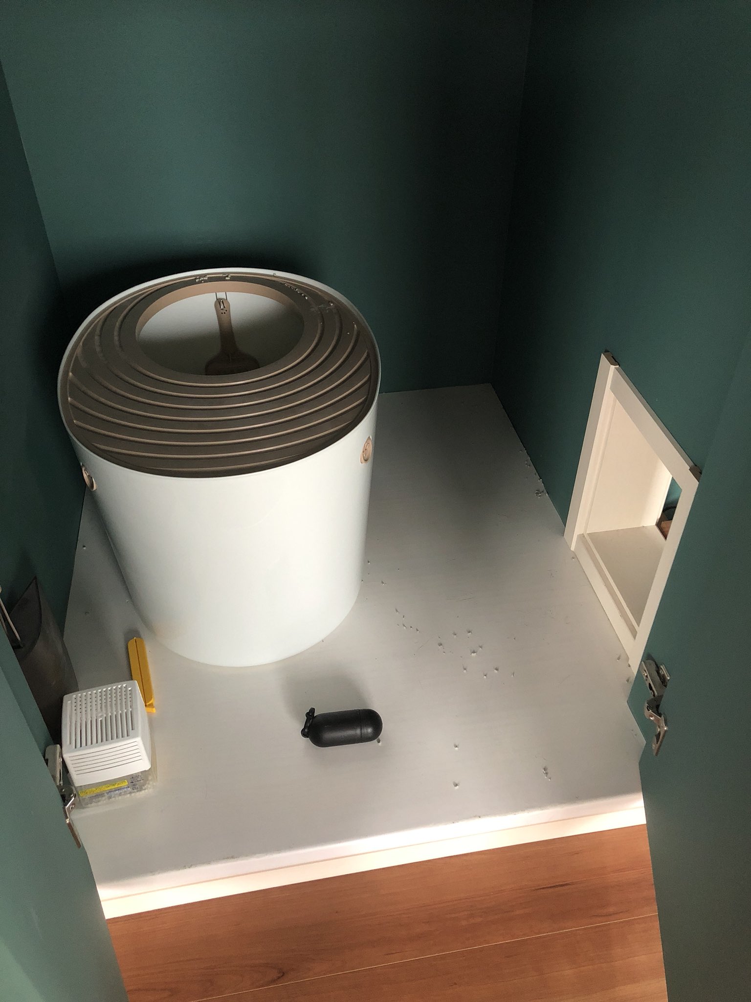 す ん در توییتر ちなみにうちの猫トイレ 家を建てる時に設計してもらったトイレで これから家を建てようと思ってる愛猫 家にオススメ お客様も通すリビングに設置してるけど扉さえ開けなければなんにも臭いません 階段下のスペースを利用してます 愛猫家