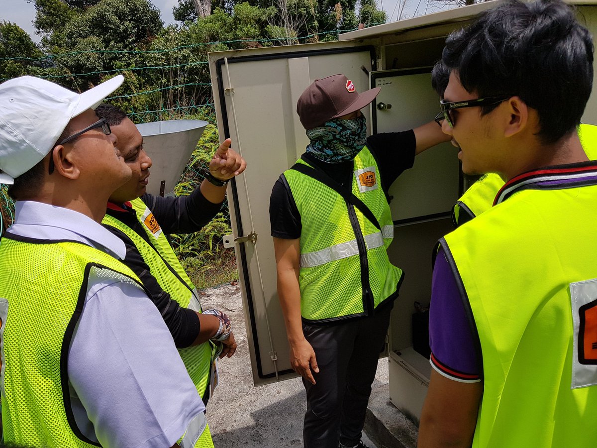 Raja_CKC's tweet photo. Taklimat berkenaan tolok hujan oleh wakil BTTC @CerunJKR di FT 185, Seksyen 44 Jalan Simpang Pulai - Gua Musang #sharingiscaring #15082018  @Mustafa59852495 https://t.co/xpJR9gO1hd