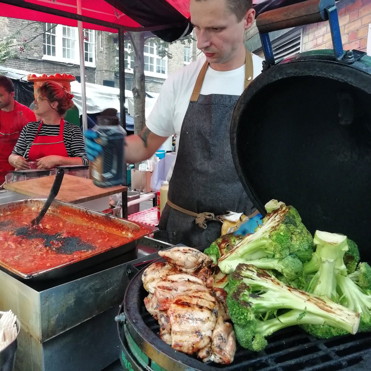 thegreenegg_uk's tweet photo. The chef is in action at Brick Lane market!! #thegreenegg #thegreenegg.co.uk#balaneddiet #balancedeating #balancedlifestyle #healthyfood #foodmarket #foodmarketlondon #londonfood#londonstreetfood #streetfood #asiainfluence https://t.co/9zvlwhEZD0