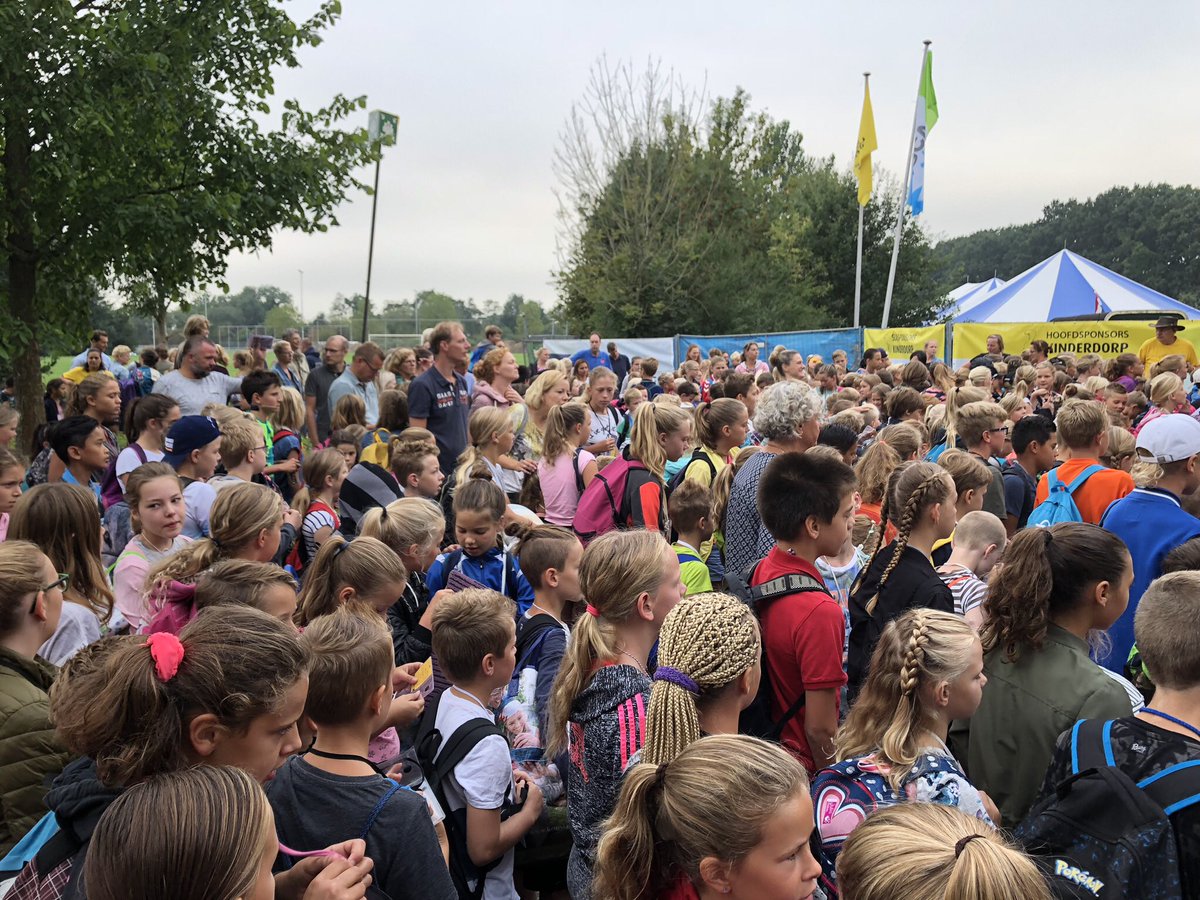 Gjin_Ceca's tweet photo. Honderden bezoekers meldden zich 's morgens vroeg al voor de derde dag van het @Kinderdorp #kinderdorpkrant https://t.co/zeZtlfxRrO