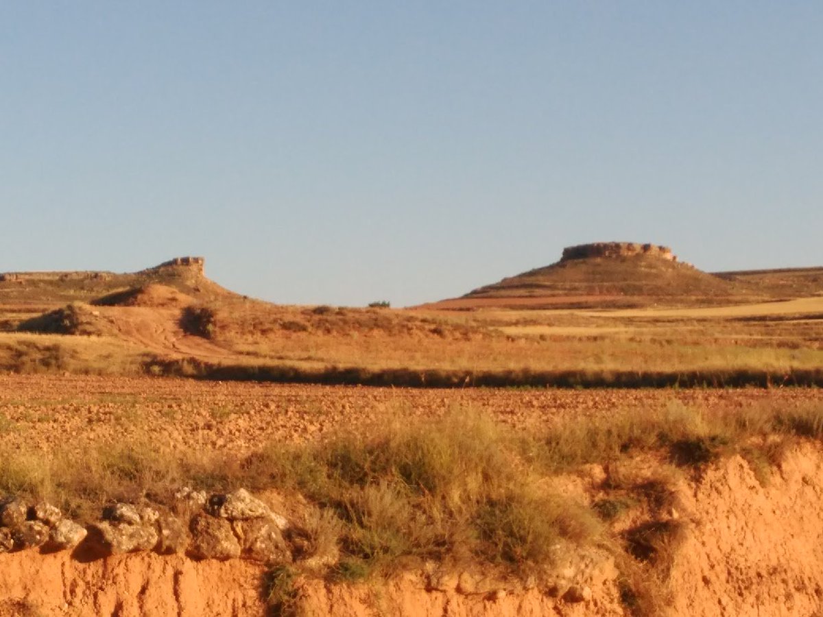 pbeltranp's tweet photo. Un poco de rural mates para el #summerofmaths @iuma_unizar ¿Cuál es el ángulo de reposo natural predominante en este terreno? Lo hemos medido con @geogebra en un paraje cerca de Cetina (#Aragón) y nos ha salido unos 18º. https://t.co/o3jOzFcJsc